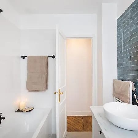 Sirene - 2 A Batignolles * Paris